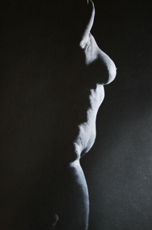 dessin au crayon blanc sur feuille noire